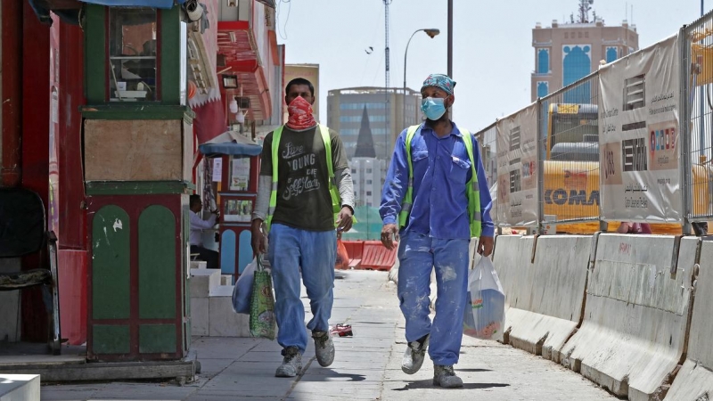 Trabajadores caminando en una calle de Doha (Qatar).