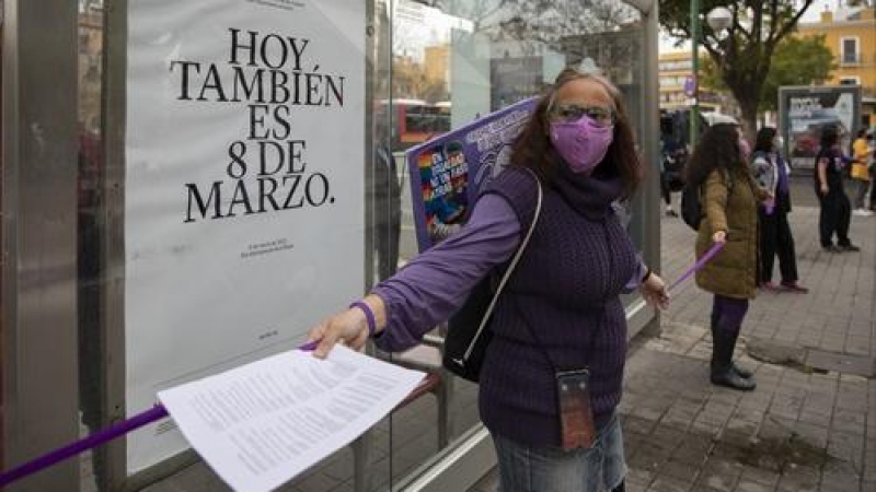 Colectivos feministas rodean el Parlamento andaluz 'de forma simbólica' por el 8M, Día de la Mujer. En Sevilla (Andalucía, España), a 08 de marzo de 2021.