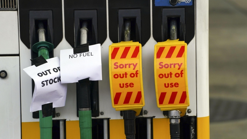 Reino Unido, Bracknell: Una gasolinera Shell en Bracknell, Berkshire sin combustible. 26 de septiembre de 2021