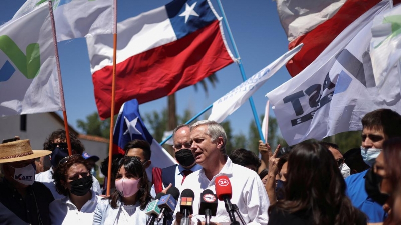 El candidato presidencial chileno José Antonio Kast, presidente del Partido Republicano, se reúne con simpatizantes durante un mitin de campaña en las afueras de Santiago, el 25 de octubre de 2021.