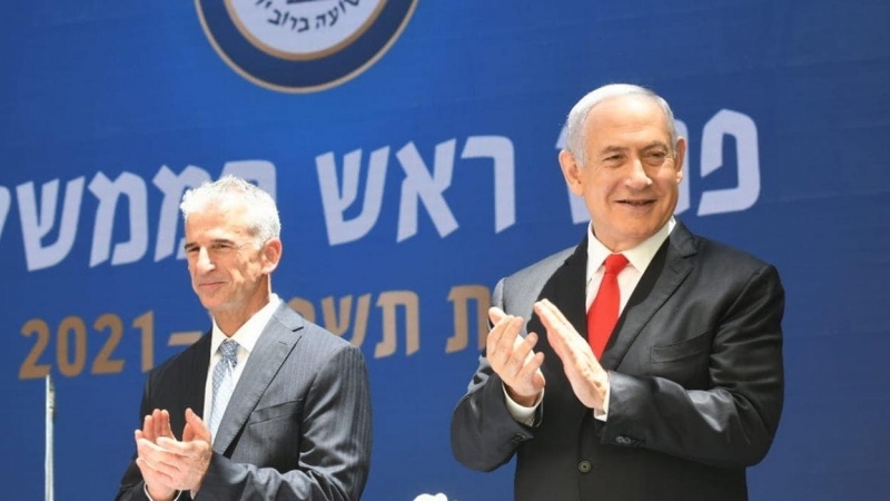 David Barnea,  director del Mosad, con el entonces primer ministro israelí Benjamín Netanyahu, en una imagen de 2021.