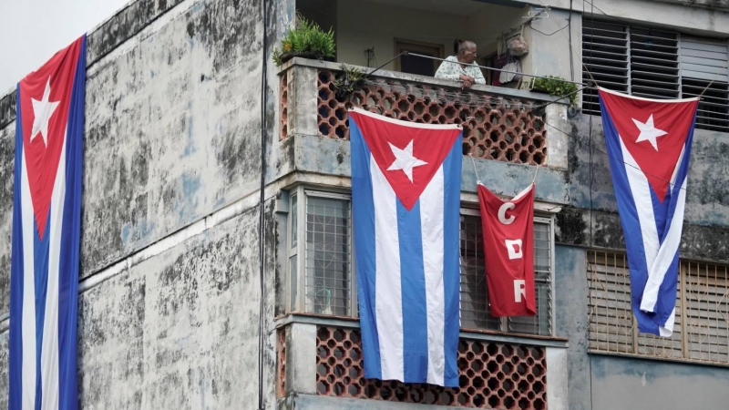 Banderas de Cuba ondean en la casa del actor Yunior Garcia, impulsor del grupo en Facebook 'Archipelago', que ha alentado las protestas del 15N.