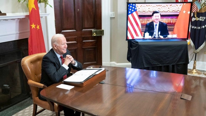 El presidente de Estados Unidos, Joe Biden, habla durante una cumbre virtual con el presidente de China, Xi Jinping.