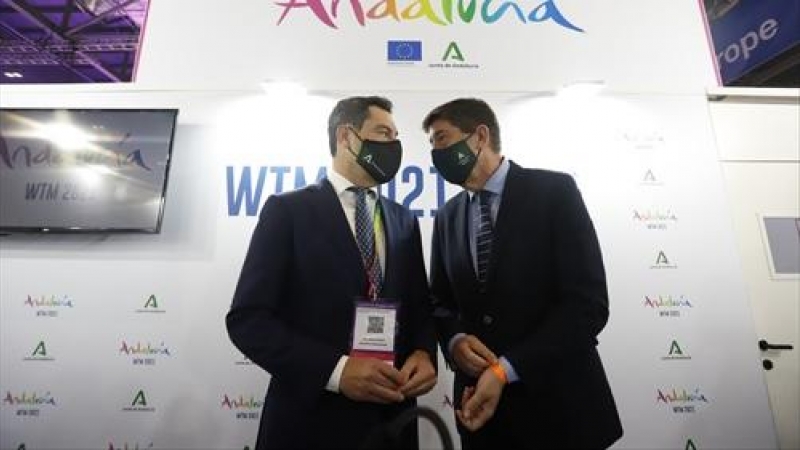 El presidente de la Junta de Andalucía, Juanma Moreno (i), y el vicepresidente, Juan Marín (d) ofrecen una rueda de prensa antes de visitar la World Travel Market (WTM). En el pabellón de Andalucía, en el recinto ExCel. A 01 de noviembre 2021, en Londres.