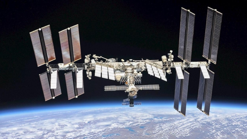 Una imagen de archivo de folleto sin fecha puesta a disposición por la Administración Nacional de Aeronáutica y del Espacio (NASA) muestra la Estación Espacial Internacional (publicada el 16 de noviembre de 2021).