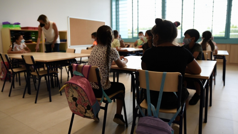 Una profesora junto con alumnos de Educación Primaria en una de las aulas del colegio Les Arts, de reciente construcción, durante el primer día del curso escolar 2021-2022 en la Comunidad Valenciana, a 8 de septiembre de 2021