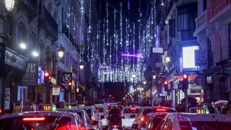 Una calle del centro de Madrid con las luces de navidad tras su encendido, en Madrid a 22 de noviembre de 2019.