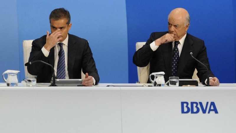 Imagen de marzo de 2012, del consejero delegado del BBVA, Ángel Cano, y del presidente del banco, Francisco González, en la junta de accionistas de la entidad. AFP/RAFA RIVAS