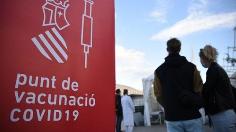 Varias personas acuden recibir la vacuna contra el Covid-19, en un punto de vacunación instalado con motivo del Festival de Les Arts, a 4 de noviembre de 2021, en València.