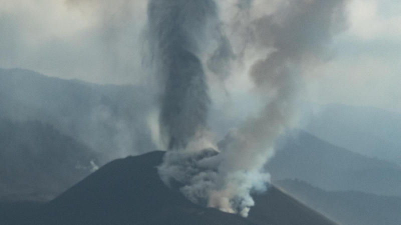 16/11/21. El volcán de La Palma reporta un aumento de la emisión de ceniza.