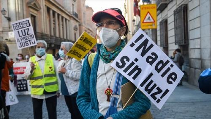 Varias personas con carteles sobre la luz durante una manifestación para denunciar la subida de los precios de la luz y el gas y pedir responsabilidad al Gobierno, en la Plaza de la Villa, a 28 de octubre de 2021, en Madrid.