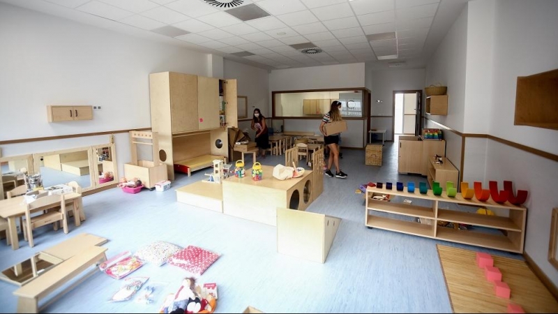 Las profesoras preparan una de las aulas de la Escuela Infantil Parque de los Ingenieros, a 1 de septiembre de 2021, en Madrid (España).