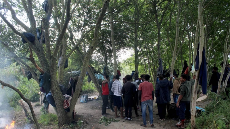 Varios migrantes en un campamento improvisado en Calais (Francia) en septiembre de 2021.