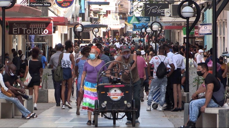 Grupos de ciudadanos cubanos caminan este 16 de noviembre, en La Habana (Cuba).