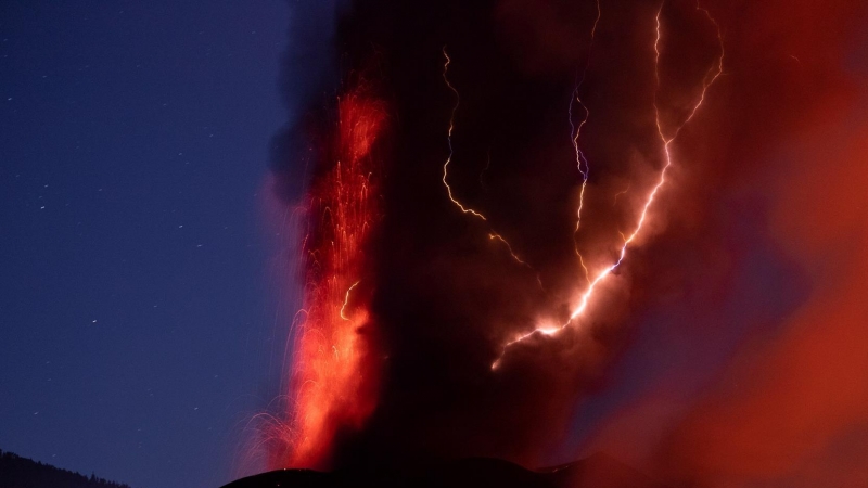 Imagen de una descarga de rayos sobre el cono del volcán de La Palma tomada en la loche del domingo, 14 de noviembre, desde la localidad de El Paso (La Palma) y cedida por su autor, José Juan Rodríguez Rocha.