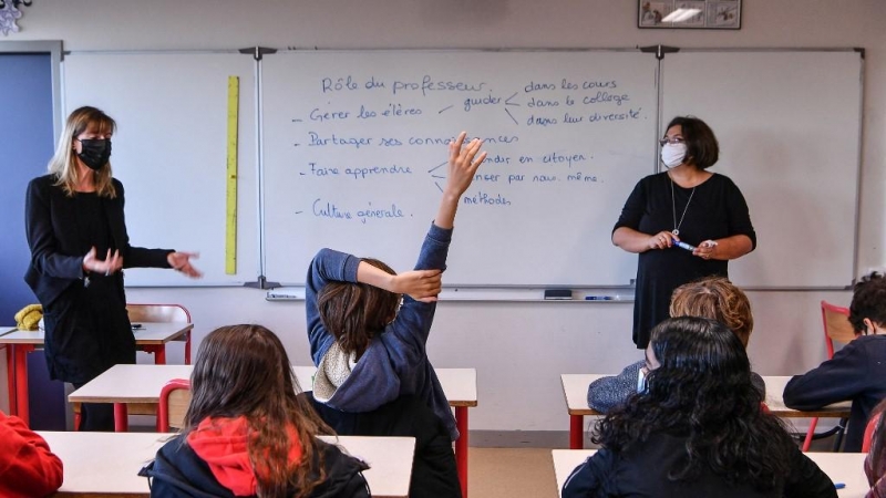 Los profesores de la escuela secundaria Les Battieres imparten clases a los alumnos en Lyon, centro este de Francia, el 15 de octubre de 2021.