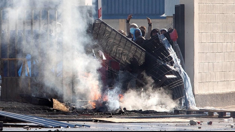 Trabajadores del sector del metal se manifiestan este martes a la puerta de la factoría de Navantia (Cádiz).