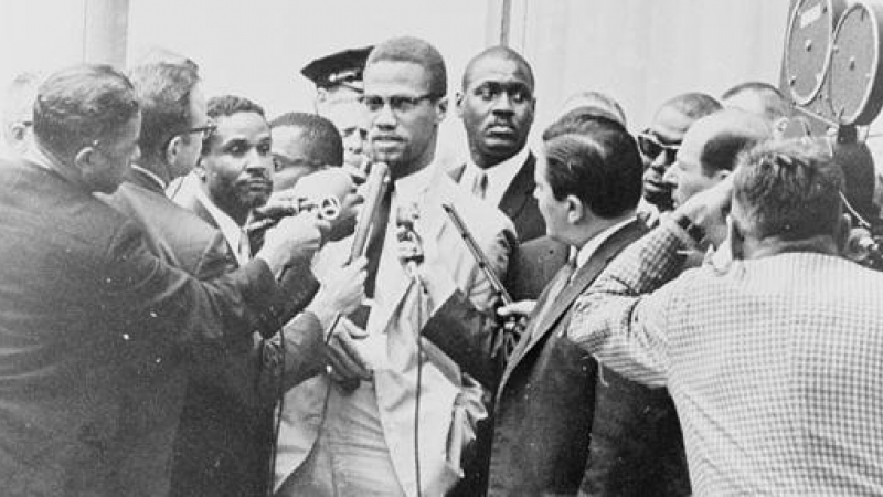 18/11/21. El activista Malcolm X hablando con la prensa.