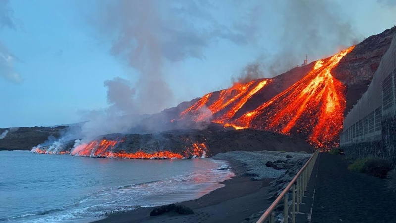 18/11/21. La lava del volcán de La Palma llegando al océano por la playa de Los Guirres.