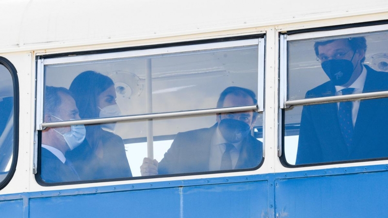 Los reyes y el alcalde de Madrid, José Luis Martínez Almeida, en un autobús durante el acto de inauguración de la conmemoración del 75º aniversario de la creación de la Empresa Municipal de Transportes de Madrid.