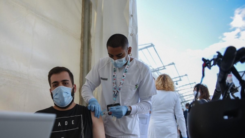 Un joven acude a recibir la vacuna contra el covid, en un punto de vacunación instalado con motivo del Festival de Les Arts, a 4 de noviembre de 2021, en València.