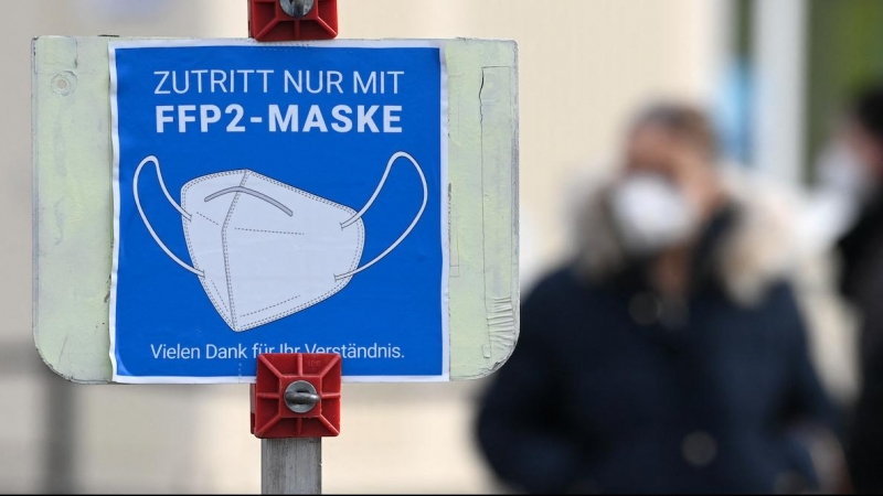 Un letrero informa a las personas que se cubran la boca y la nariz con una máscara FFP2 en el pequeño pueblo de Unterschleissheim, cerca de Múnich, en el sur de Alemania, el 18 de noviembre de 2021.