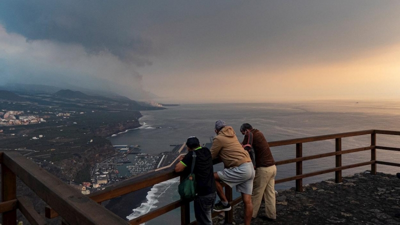 16/11/2021 Unos turistas contemplan el Valle de Aridane desde un mirador en Tazacorte