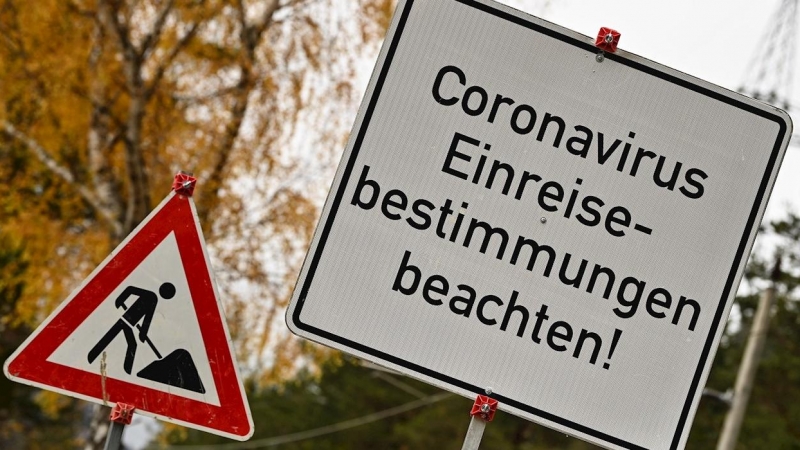 Un letrero informa sobre las restricciones de viaje en un cruce fronterizo en Scharnitz, Austria.