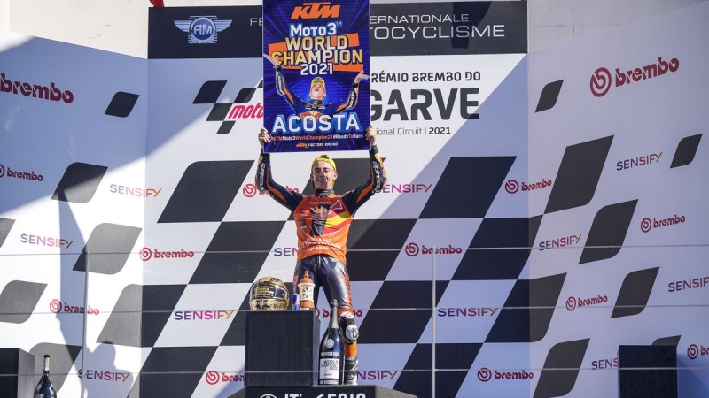 Pedro Acosta celebrando su victoria en el campeonato mundial de Moto3.