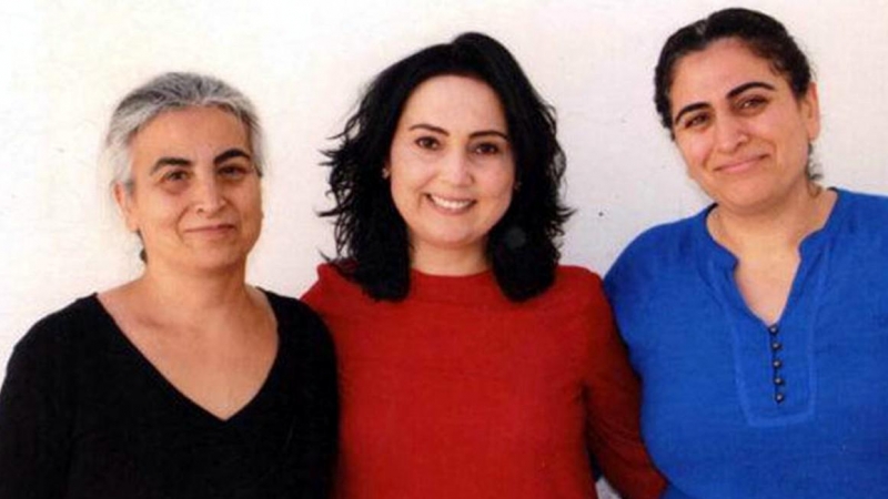Aysel Tugluk, a la izquierda, junto a sus compañeras de celda Figen Yuksekdag y Sebahat Tuncel, en la prisión de alta seguridad “Tipo F” de Kandira.