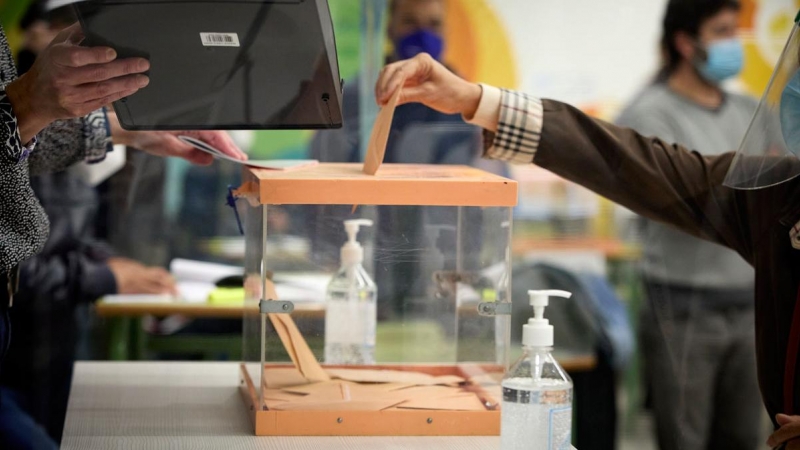 04/05/2021.- Una mujer vota en una mesa electoral en las elecciones a las Comunidad de Madrid. Jesús Hellín / Europa Press