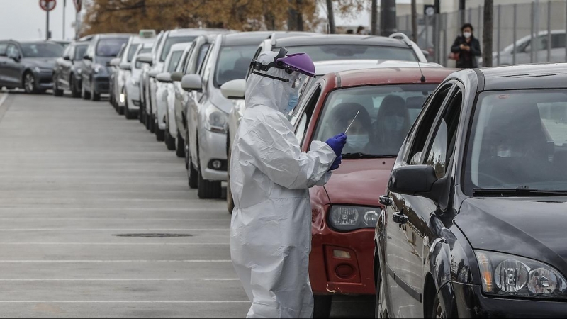 Un sanitario realiza una prueba PCR a una persona desde su vehículo para la detección del coronavirus a las puertas del Hospital de Campaña próximo al de La Fe, en València, a 25 de enero de 2021.