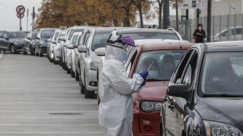 Un sanitario realiza una prueba PCR a una persona desde su vehículo para la detección del coronavirus a las puertas del Hospital de Campaña próximo al de La Fe, en València, a 25 de enero de 2021.
