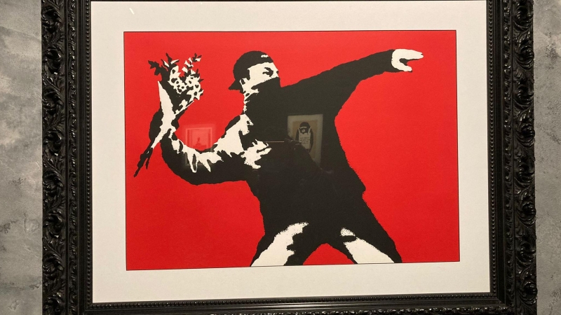 Una de les icòniques obres de Banksy de reivindicació revolucionària i pacifista.