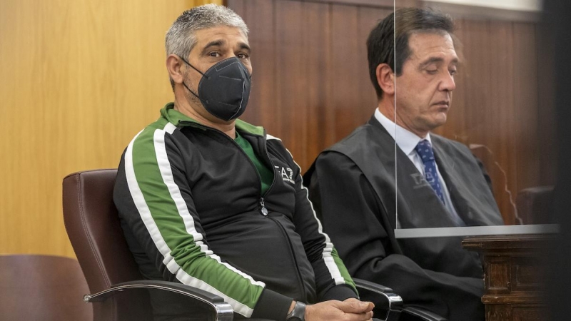 Bernardo Montoya, acusado de la agresión sexual y asesinato de Laura Luelmo, en la sala de la Audiencia de Huelva, a 15 de noviembre 2021.