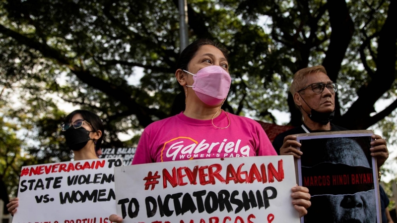 Activistas filipinos sostienen pancartas durante una protesta por el aniversario del entierro del dictador Ferdinand Marcos, cuyo hijo se ha convertido en uno de los primeros candidatos en las elecciones de 2022, este 18 de noviembre de 2021.