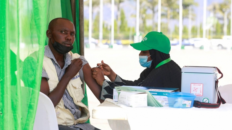 Un hombre recibe la vacuna contra la covid-19 en Abuja (Nigeria) este 18 de noviembre de 2021.