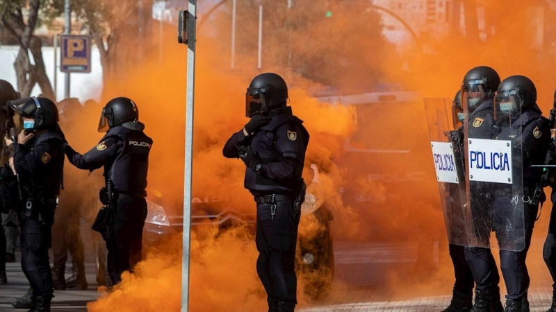 Lo que hay detrás de las barricadas de los trabajadores del metal que han vuelto a encender Cádiz