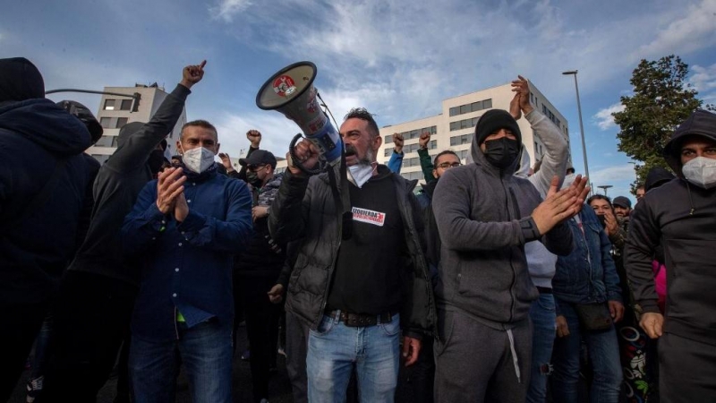 Trabajadores del sector del metal durante el cuarto día consecutivo de manifestación, este viernes en Cádiz. - EFE