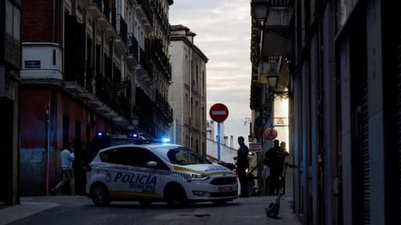 Agentes de la Policía Municipal de Madrid bloquean una calle