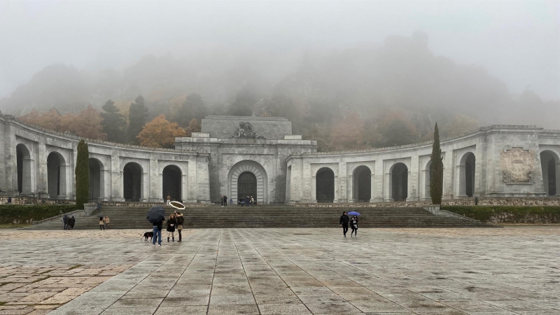 La niebla ha cubierto la cruz del Valle de los Caídos durante el 20N.