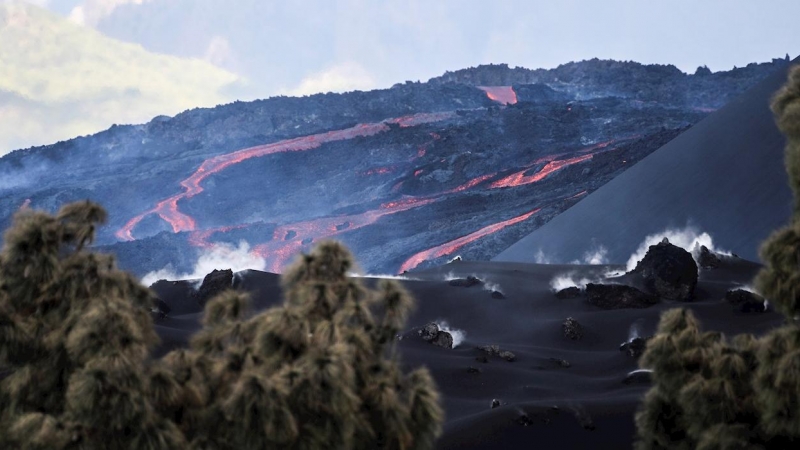 Colada del volcán de La Palma, fotografiada por la Unidad Militar de Emergencias.