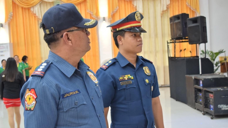 El capitán Vicente Panuelos (derecha), en un evento social de la Policía filipina.