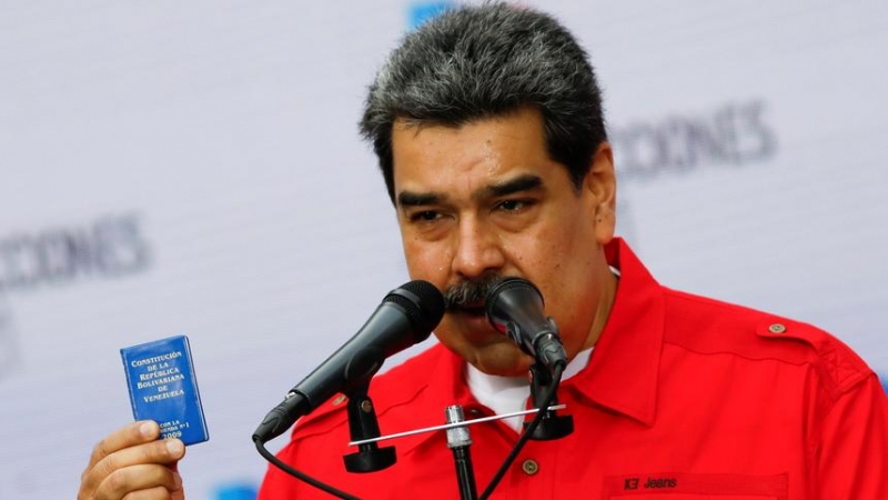 Nicolás Madura sostiene una versión en miniatura de la Constitución de Venezuela.