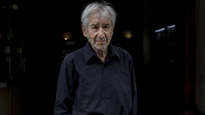 El actor José Sacristán posa a la cámara durante la presentación de la obra de teatro 'Señora de rojo sobre fondo gris' en el Teatro Olympia, a 14 de septiembre de 2021, en València.