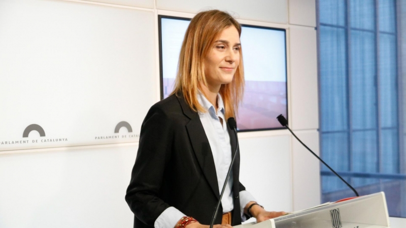 La presidenta del grup parlamentari d'En Comú Podem, Jéssica Albiach, en la roda de premsa d'aquest dilluns al Parlament.