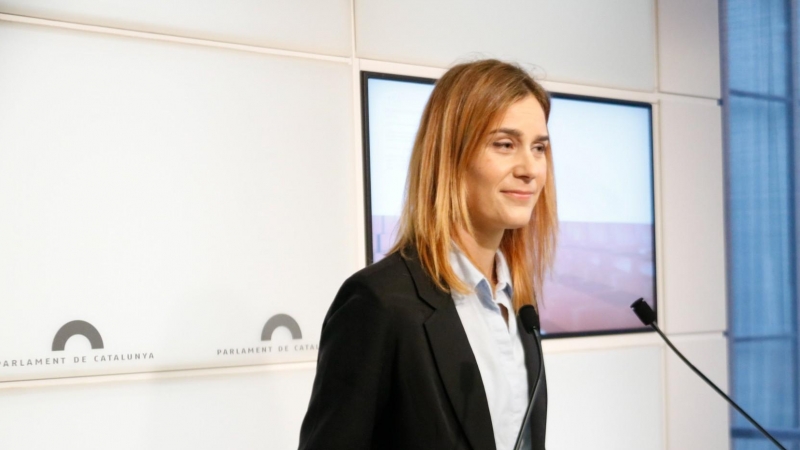 La presidenta del grup parlamentari d'En Comú Podem, Jéssica Albiach, en la roda de premsa d'aquest dilluns al Parlament.