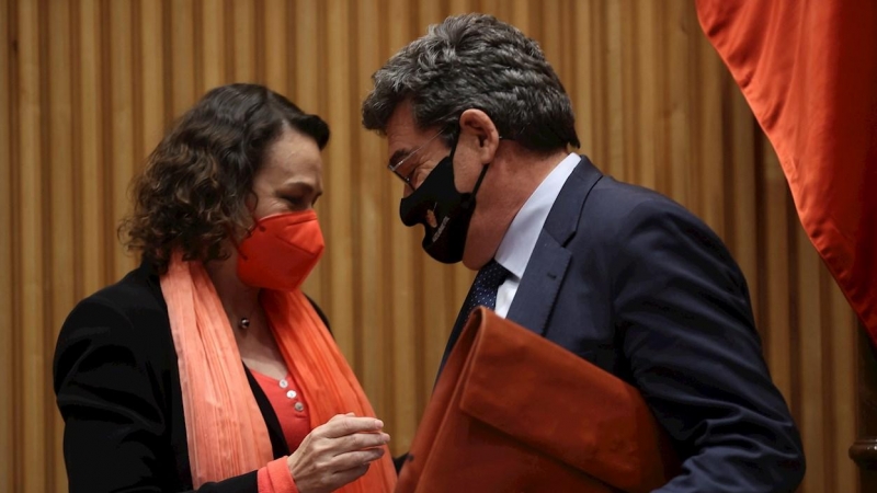 18/11/2021.- El ministro de Inclusión, Seguridad Social y Migraciones, José Luis Escrivá junto a la exministra y diputada socialista Magdalena Valerio durante su comparecencia en la comisión parlamentaria del Pacto de Toledo para presentar el nuevo mecani