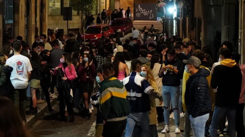 Varias personas se juntan en ambiente festivo, en una céntrica calle de Salamanca, una semana después del fin del estado de alarma, a 15 de mayo de 2021, en Salamanca, Castilla y León (España).