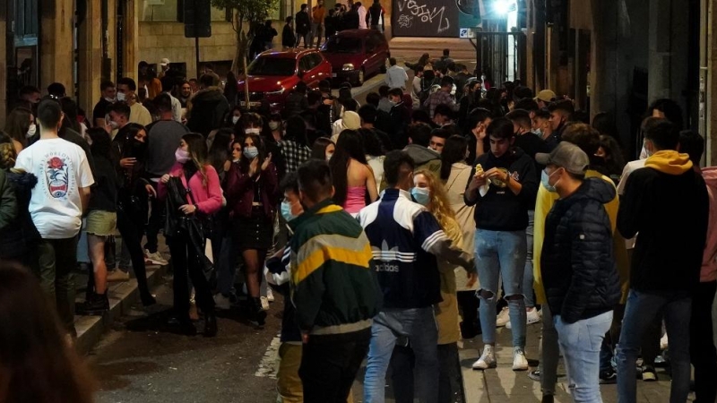 Varias personas se juntan en ambiente festivo, en una céntrica calle de Salamanca, una semana después del fin del estado de alarma, a 15 de mayo de 2021, en Salamanca, Castilla y León (España).